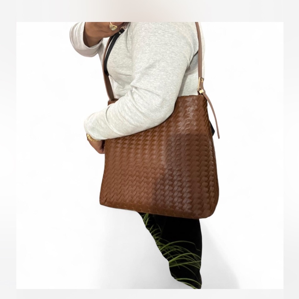Elegant Brown Woven Leather Shoulder Bag - Picture 5 of 7